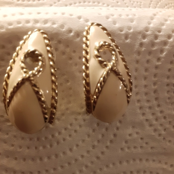 Trifari Beige Enamel and Gold Pierced Earrings - Picture 1 of 2
